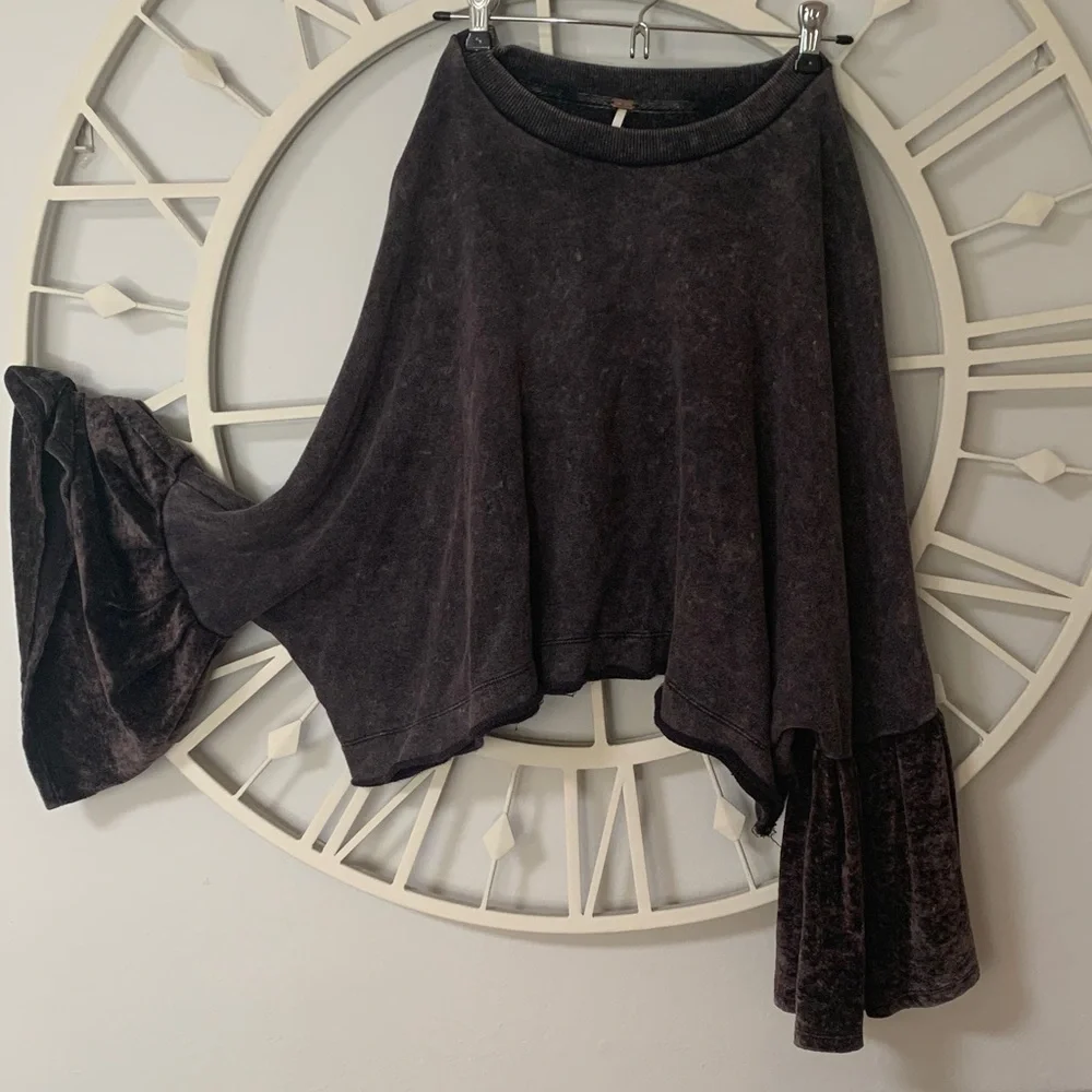 Free People Glorious Sleeve Charcoal Velvet Cropped shirt with bell sleeves - Picture 4 of 9